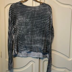 Gray / White Pattern long sleeve shirt.  Women’s Large